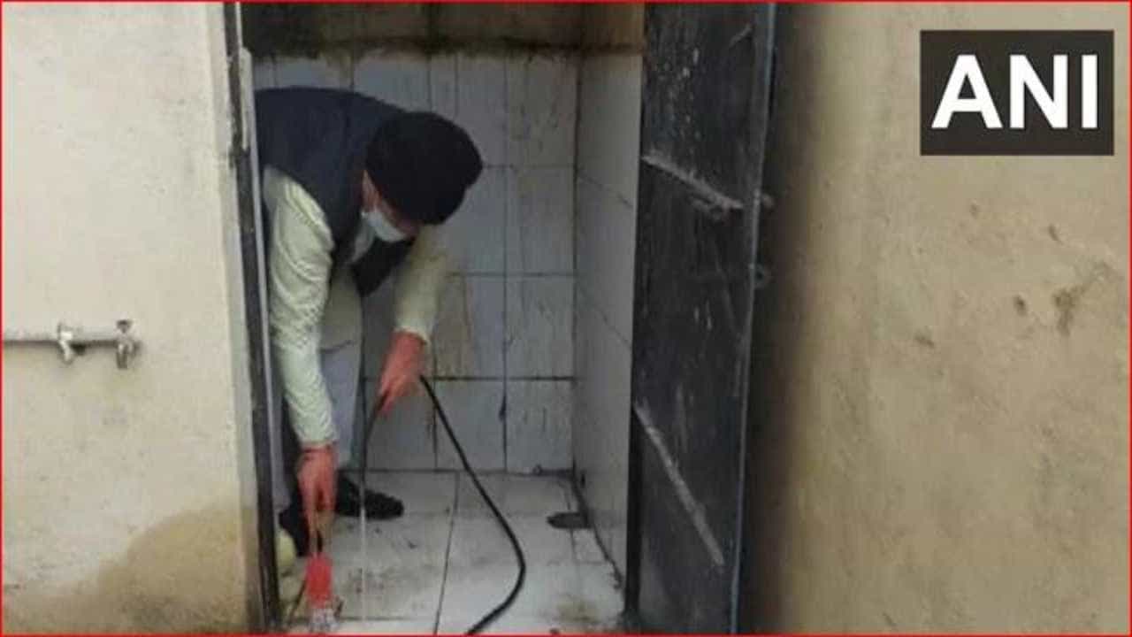 विद्यार्थीनीने केली तक्रार; चक्क मंत्र्याने केले शौचालय साफ, प्रद्युम्न सिंग तोमर यांच्या कृतीचे कौतुक