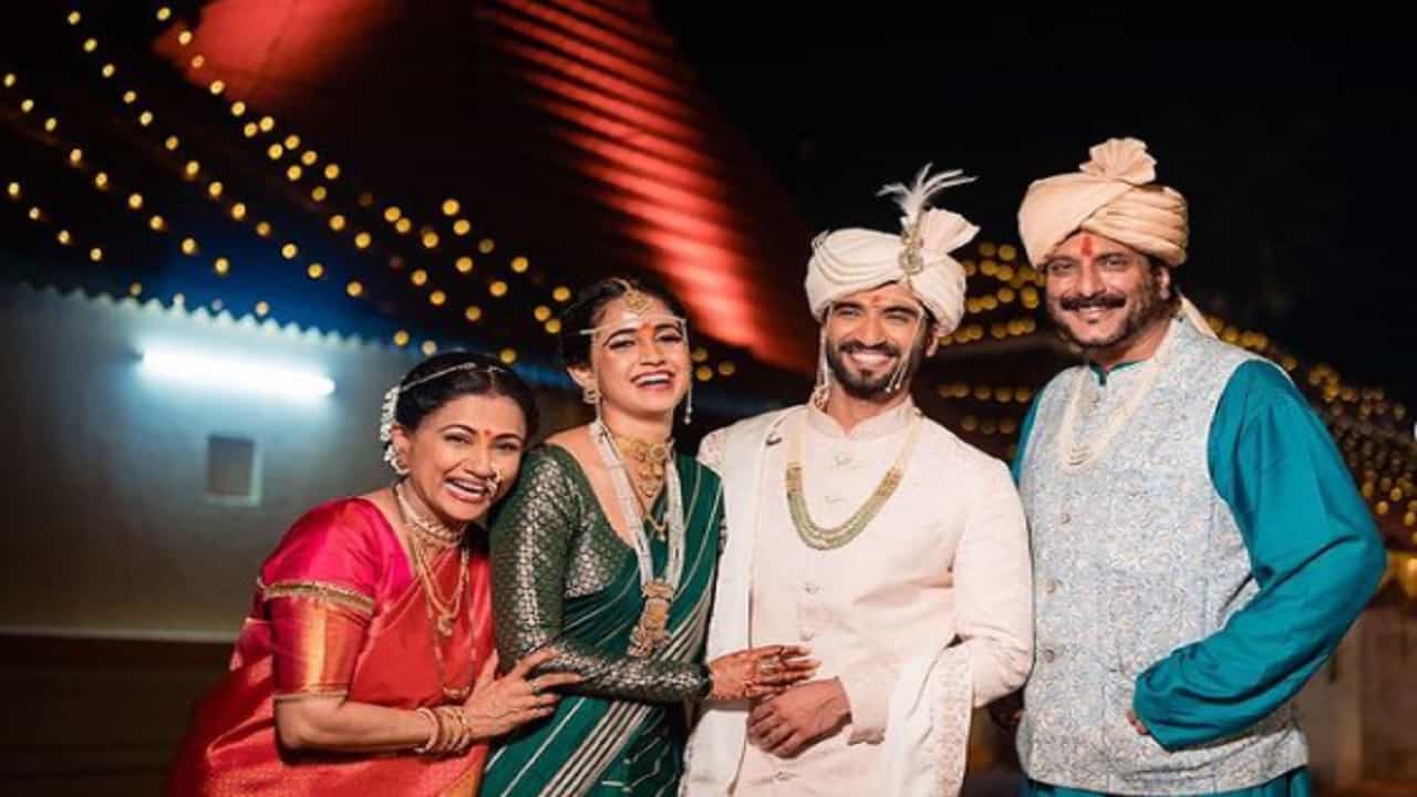 बॉलिवूडचे प्रसिद्ध अभिनेते मिलिंद गुणाजी यांचा मुलगा अभिषेक गुणाजी नुकताच लग्न बंधणात अडकला आहे. त्याची मैत्रिण राधा पाटीलसोबत अभिषेकने लग्न केले आहे.
