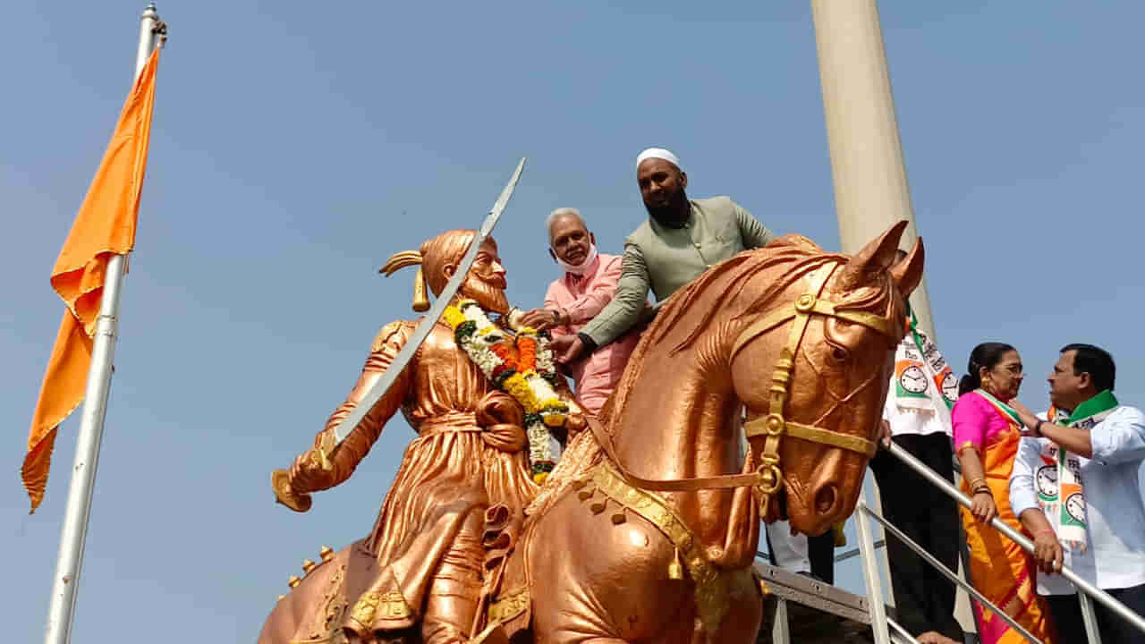 ठाण्यात राष्ट्रवादीचा शिवरायांच्या पुतळ्याला दुग्धाभिषेक; बोम्मईंच्या प्रतिमेला जोडे मारो!