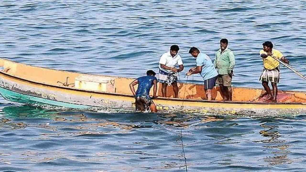 Tamil Nadu Fishermen : श्रीलंका नौसेनेकडून 55 भारतीय मच्छिमारांना अटक, 6 नौकाही जप्त