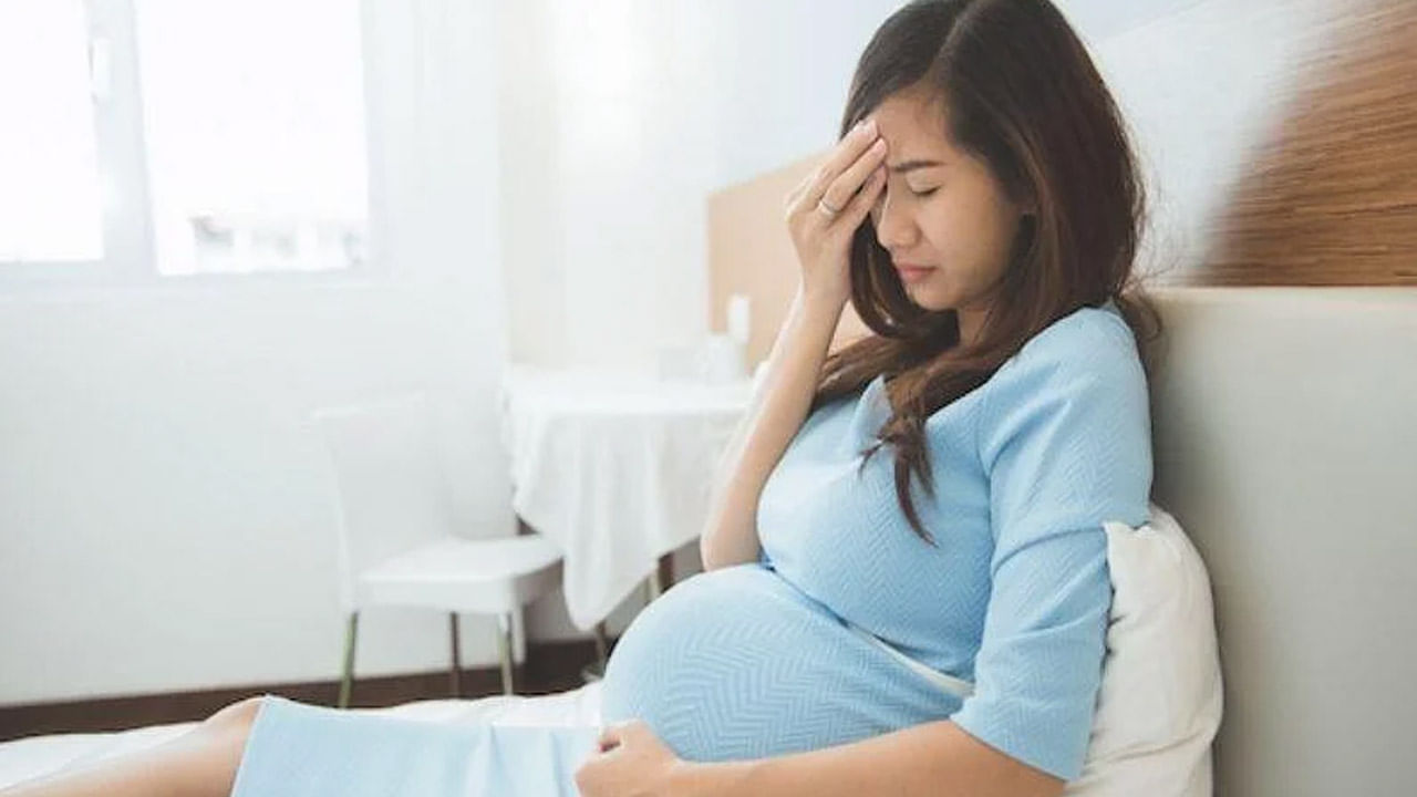 Pregnancy Problems | प्रसुतीनंतर ताप येतोय, घाबरण्यांचं कारण नाही! जाणून घ्या काय आहेत कारणं...