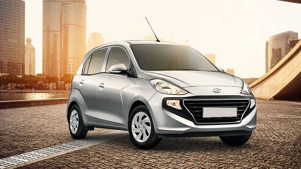 Hyundai Santro Magna CNG 5.99 लाख रुपयांमध्ये (एक्स-शोरूम, दिल्ली) खरेदी केली जाऊ शकते. ही कार 1 किलोमध्ये 30.48 किमी मायलेज देते. या कारमध्ये 1086 cc चे इंजिन देण्यात आले आहे. तसेच ही कार 59.17 बीएचपी पॉवर जनरेट करू शकते. यात 5 सीटिंग स्पेस आणि 235 लीटर बूट स्पेस आहे.