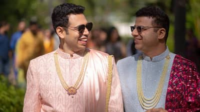 Photo Story | Gay Couple | लग्नाच्या बेडीत अडकले ते दोघंही गे, त्यांच्या लग्नाचा अल्बम एकदा बघून तर घे...!