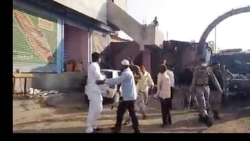 VIDEO: नगरपंचायत निवडणुकीला गालबोट, बीड, उस्मानाबादेत मतदानावेळी दोन गटात हाणामारी; पोलिसांचा लाठीमार