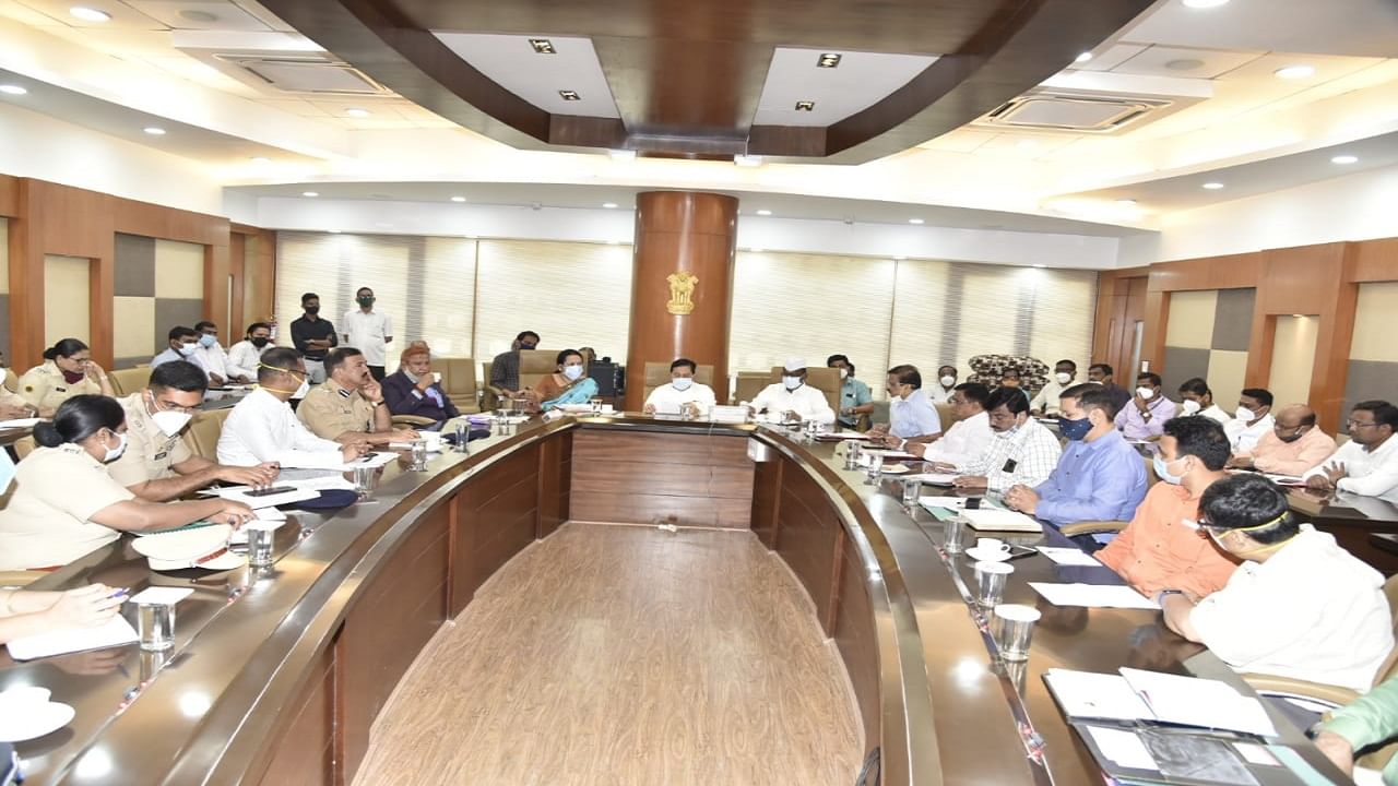 Mumbai | विधानमंडळाचे हिवाळी अधिवेशन उद्यापासून सुरु होणार, आरटीपीसीआरसह सर्व उपाययोजनांसंदर्भात उच्चस्तरीय बैठक Mumbai | विधानमंडळाचे हिवाळी अधिवेशन उद्यापासून सुरु होणार, आरटीपीसीआरसह सर्व उपाययोजनांसंदर्भात उच्चस्तरीय बैठक