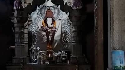 Nagpur Cool | बाप्पाला भरली हुडहुडी!, शॉल, टोपरे घातले; गाभाऱ्यात का करण्यात आली हिटरची व्यवस्था?