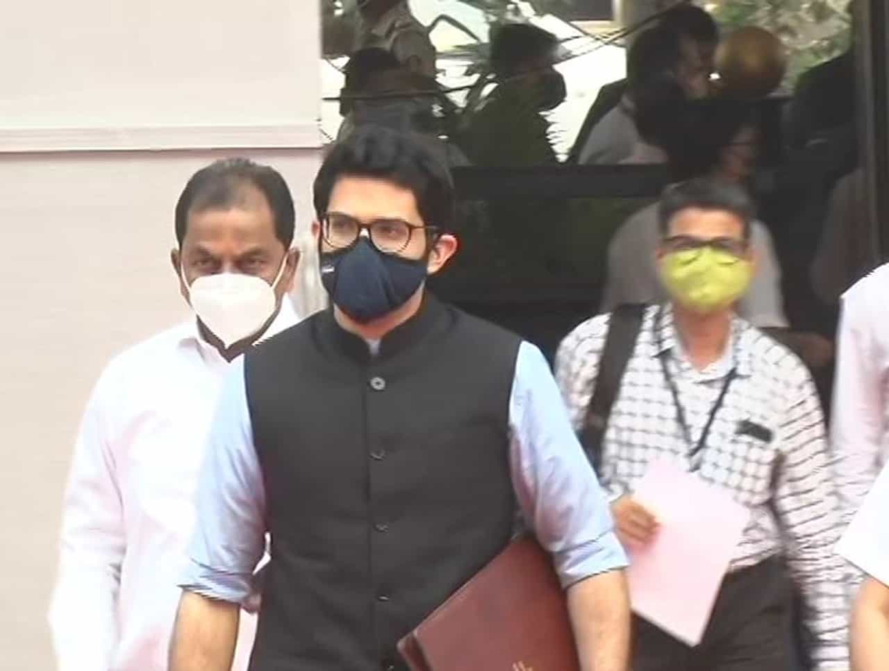 कोरोनाचा कहर लसीकरणावर भर, प्रत्येक विद्यार्थ्याचे लसीकरण झालं पाहिजे-आदित्य ठाकरे