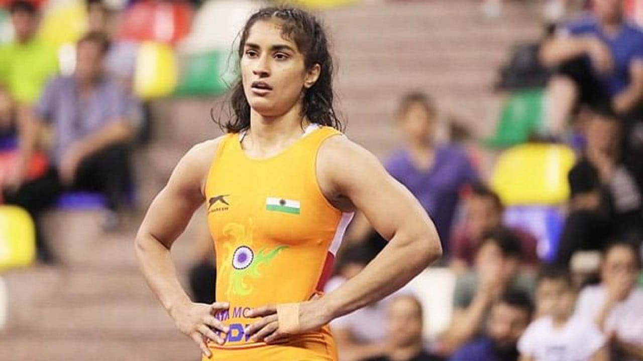 टोक्यो ऑलिम्पिक स्पर्धेत बेशिस्त वर्तनाचा ठपका ठेवत विनेश फोगटला रेसलिंग फेडरेशन ऑफ इंडियाने निलंबित केलं आहे. बेलारुसच्या महिला कुस्तीपटूने विनेश पराभूत केले. 