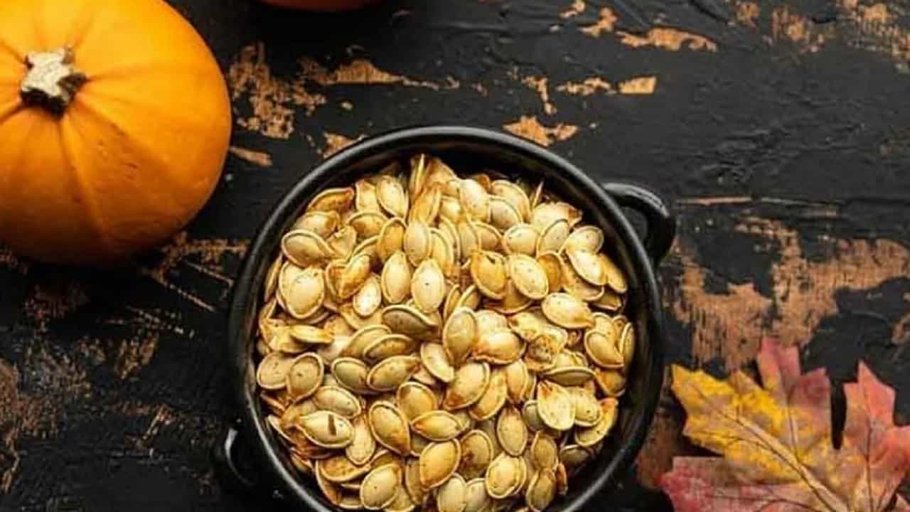 भोपळ्याच्या बियांमध्येही भरपूर प्रथिने असतात. 100 ग्रॅम बियांमध्ये 19 ग्रॅम प्रथिने असतात. त्यात फायबर, कार्बोहायड्रेट्स, व्हिटॅमिन के, फॉस्फरस आणि झिंक देखील असते. यामुळे भोपळ्यांच्या बियांचा आपल्या दररोजच्या आहारात समावेश करा.