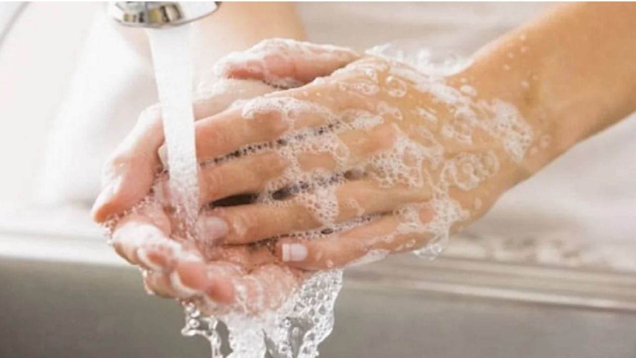 जास्त हात धुणे किंवा स्क्रब केल्यानेही हातांचा मऊपणा कमी होऊ शकतो. अशा परिस्थितीत मर्यादेपेक्षा जास्त हात धुणे चुकीचे आहे.
