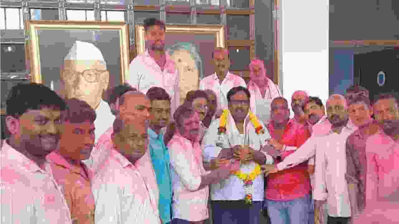 बीड: नवगण राजुरी पोटनिवडणुकीत काकांना धोबीपछाड, पुतणे संदीप क्षीरसागरांचा उमेदवार 365 मतांनी विजयी बीड: नवगण राजुरी पोटनिवडणुकीत काकांना धोबीपछाड, पुतणे संदीप क्षीरसागरांचा उमेदवार 365 मतांनी विजयी