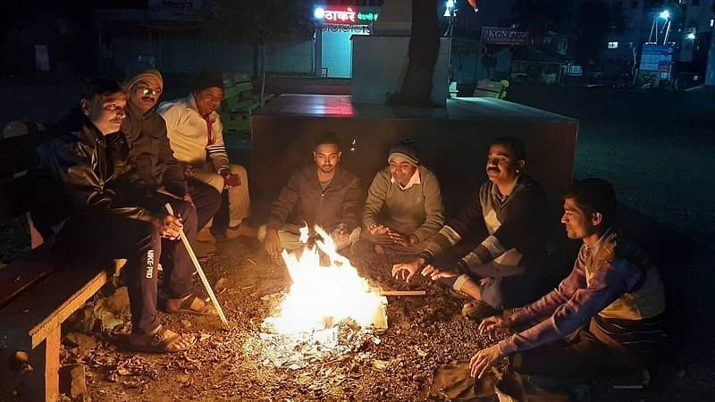 बीडमध्ये थंडीचा कडाका वाढला, थंडीपासून बचावासाठी शेकोटीचा आधार बीडमध्ये थंडीचा कडाका वाढला, थंडीपासून बचावासाठी शेकोटीचा आधार