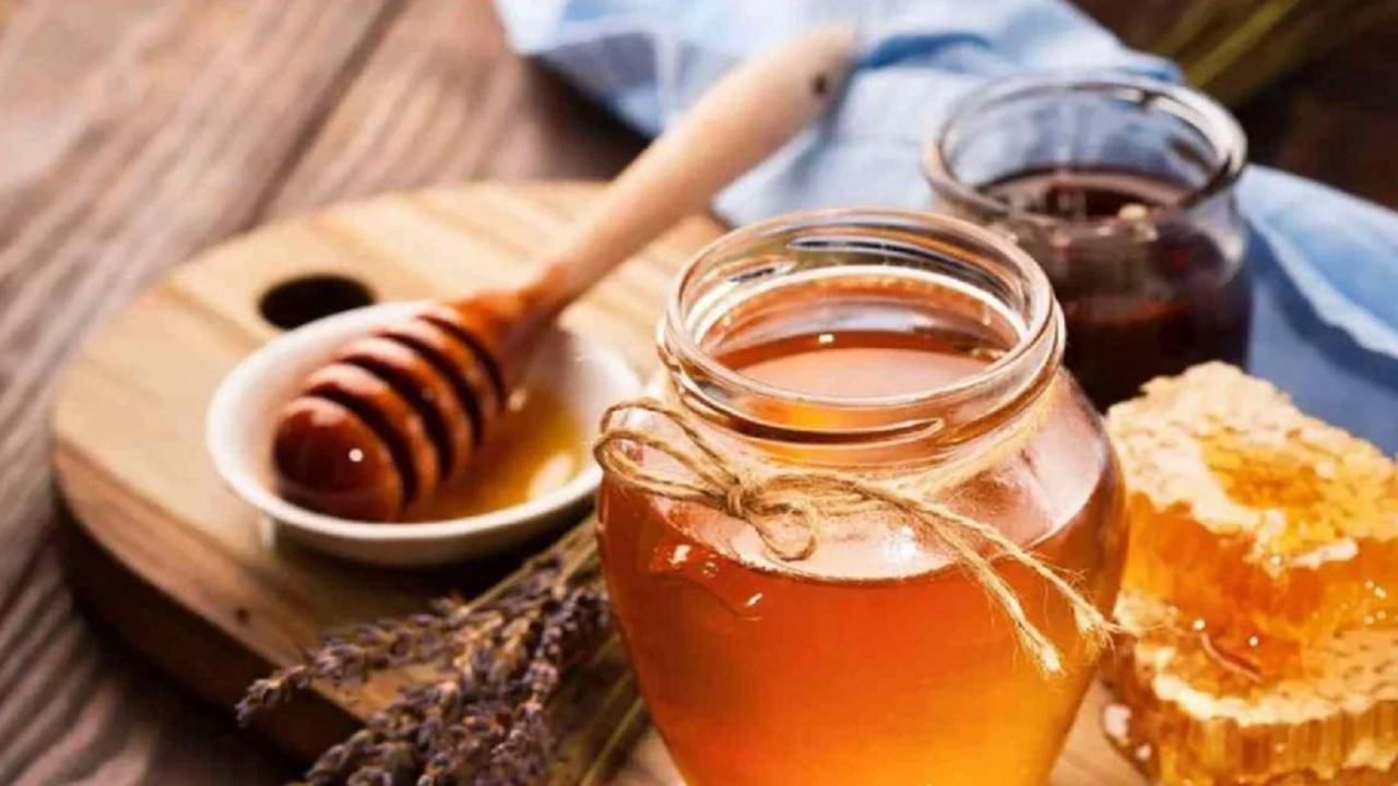 हिवाळ्याच्या हंगामात दररोज सकाळी कोमट पाण्यामध्ये मध मिक्स करून प्या. यामुळे आपण निरोगी राहण्यास मदत होते. तसेच यामुळे रोगप्रतिकारक शक्ती वाढते. 