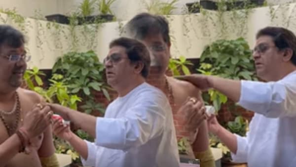 Video | साहेब, हात खूप दुखतोय... थांब जरा म्हणत राज ठाकरेंनी मनसे कार्यकर्त्याच्या खांद्याला मलम चोळलं!