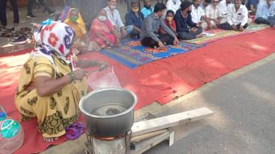 कशासाठी? पोटासाठी?, ठाणे महापालिकेसमोरच चुली पेटवल्या; चर्मकार समाजाचे अनोखे आंदोलन