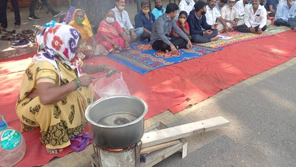 कशासाठी? पोटासाठी?, ठाणे महापालिकेसमोरच चुली पेटवल्या; चर्मकार समाजाचे अनोखे आंदोलन