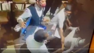 Video : मोफत जेवण दिलं नाही, मुंबईतील पोलीस निरीक्षकाची हॉटेल कर्मचाऱ्याला मारहाण, घटना सीसीटीव्हीत कैद