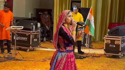 VIDEO : तेरी मिट्टी में मिल जावा... हाती तिरंगा घेत तिनं देशभक्ती जागवली, विदेशातही लोकांनी डोक्यावर घेतलं.. नेटकरी म्हणाले तुम्ही देशाचा अभिमान