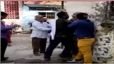 VIDEO | वीज बिल वसुलीला गेलेल्या अभियंत्याला ग्राहकाची मारहाण, टिकाव डोक्यात टाकण्याचा प्रयत्न