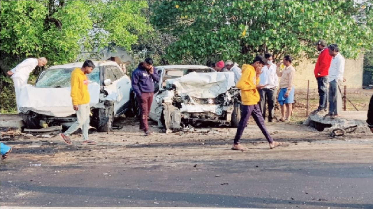 Sangli Accident | दोन गाड्यांची समोरासमोर धडक, दाम्पत्यासह तिघांचा मृत्यू, कारचा चक्काचूर