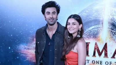 Brahmastra : रणबीर कपूरनं सर्वांसमोर आलिया भट्टला म्हटलं बॉम्ब! नेमकं काय झालं? पाहा Video