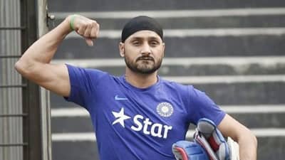 माझ्या कहानीत खूप सारे व्हिलन, आता हरभजनसिंगच्याही टार्गेटवर बीसीसीआय, धोनीबद्दलही नाराजी?