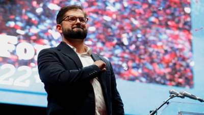 Gabriel Boric Dog : गॅब्रिएल बोरिक यांचा कुत्रा पाहिलाय? मुलाखतीही देतो आणि लाइव्ह चॅटही करतो, पाहा व्हिडिओ