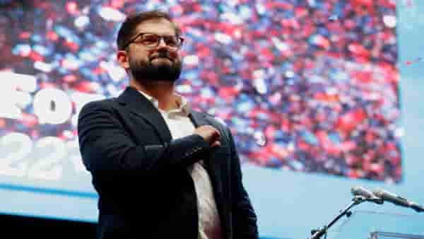 Gabriel Boric Dog : गॅब्रिएल बोरिक यांचा कुत्रा पाहिलाय? मुलाखतीही देतो आणि लाइव्ह चॅटही करतो, पाहा व्हिडिओ