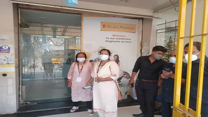 Mumbai Corona : दादरच्या पॅथ लॅबमध्ये 12 जणांना कोरोना; महापालिकेकडून लॅब सील Mumbai Corona : दादरच्या पॅथ लॅबमध्ये 12 जणांना कोरोना; महापालिकेकडून लॅब सील