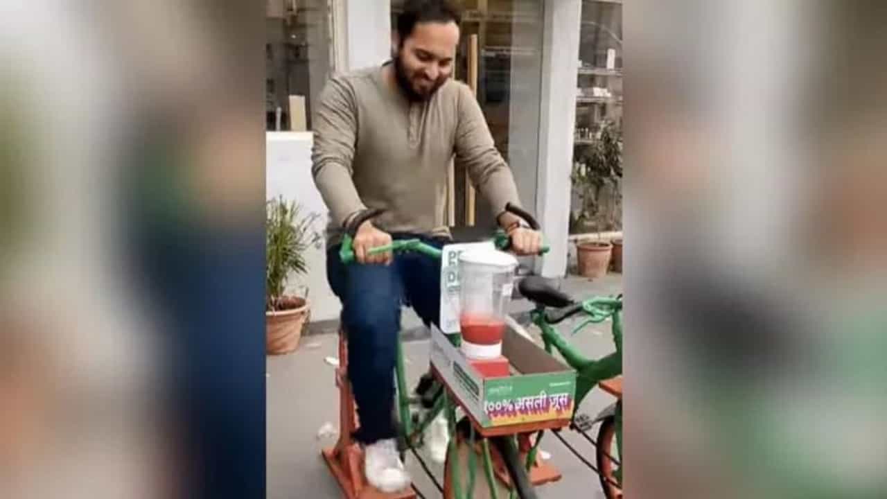 VIDEO : सायकलवरच लावलं ब्लेंडर! ज्यूस करण्याचं अफलातून जुगाड; सोशल मीडियावरचा हा व्हिडिओ पाहाच