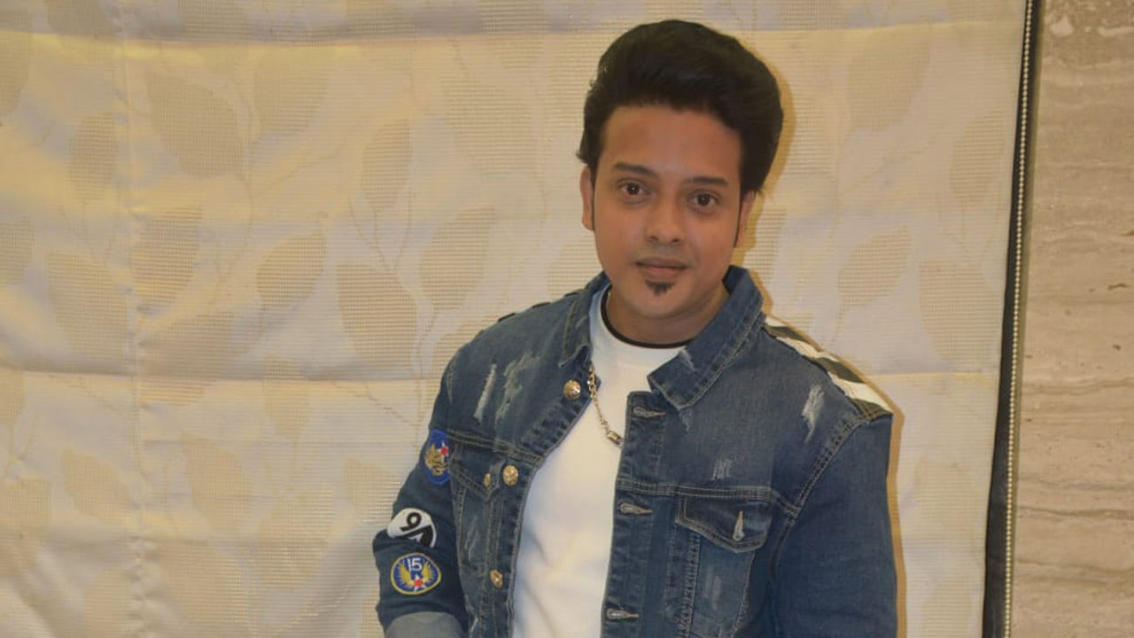 याप्रसंगी निर्माते, दिग्दर्शक, कलाकार, गायक आनंद शिंदे आणि तंत्रज्ञ मंडळी आवर्जून उपस्थित होती. ‘घुमूदे आवाज कानात, वाजू दे डीजे दणक्यात’ हे आनंद शिंदे यांच्या आवाजातील धमाकेदार गीतही प्रेक्षकांना ताल धरायला लावणारे आहे.