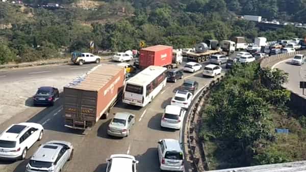 नाताळसोबत जोडून आलेला रविवार आणि विकेंडचा मुहूर्त साधत अनेक जण मुंबईबाहेर पडले आहेत. मजा करण्यासाठी मुंबई बाहेर पडलेल्यांचा मात्र ट्रॅफिकमुळे चांगला हिरमोड झाला आहे. अचानक मोठ्या संख्येनं लोकं घराबाहेर पडल्यानं मुंबई-पुणे एक्स्प्रेस हायवेवर वाहनांच्या लांबच लांब रांगा पाहायला मिळाल्यात.
