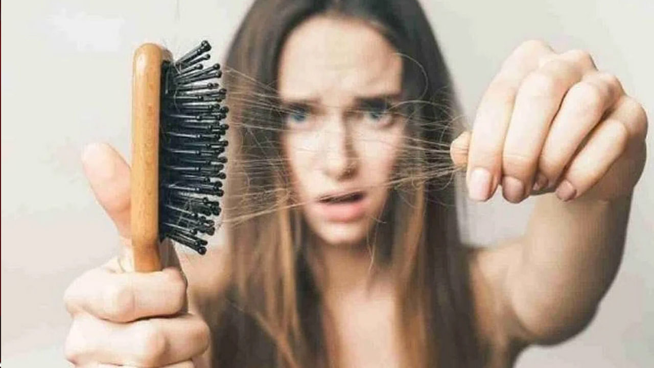 ज्यांना कोंड्याची समस्या आहे त्यांच्यासाठी कढीपत्त्याचा मास्क रामबाण औषधापेक्षा कमी नाही. यासाठी कढीपत्ता बारीक करून ही पेस्ट टाळूला लावा. साधारण अर्धा तास असेच सोडल्यानंतर सामान्य पाण्याने डोके धुवा. खूप गरम पाण्याने केस धुतल्याने केसांच्या इतर समस्या निर्माण होऊ शकते. केसांना कोंडा मुक्त करण्यासाठी हा सर्वोत्तम उपाय आहे.