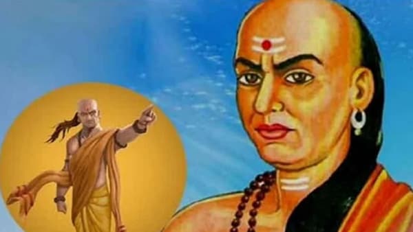 आचार्यांनी आपल्या नितीशास्त्र या ग्रंथात म्हटले आहे की, 'उपसर्गेऽन्यचक्रे च दुर्भिक्षे च भयावहे, असाधुजनसंपर्के य: पलायति स जीवति' या श्लोकाद्वारे आचार्यांनी 4 ठिकाणी पळून जाण्यास सांगितले आहे.