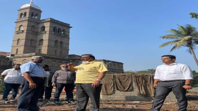 सावित्रीबाई फुले पुणे विद्यापीठात बसविण्यात येणाऱ्या क्रांतिज्योती सावित्रीबाई फुले यांच्या पुतळ्याचे काम अंतिम टप्प्यात