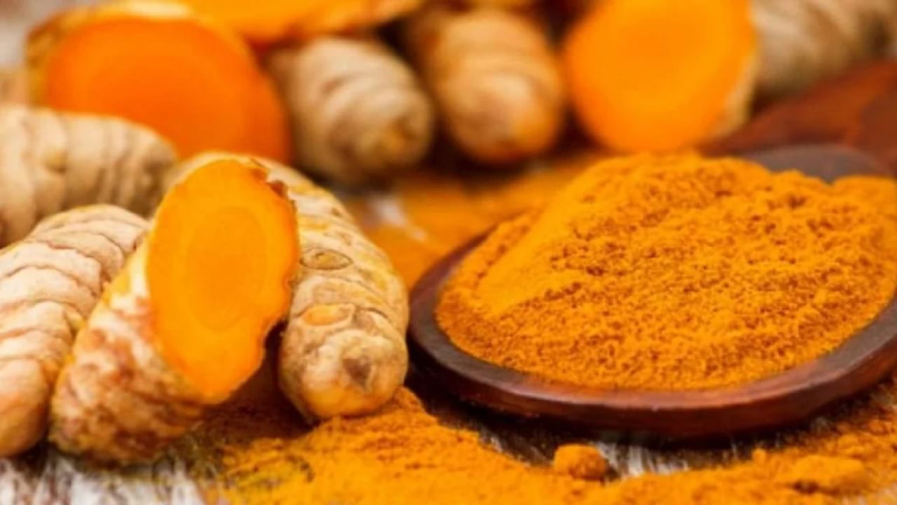 हळद ही आपल्या आरोग्यासाठी आणि त्वचेसाठी अत्यंत फायदेशीर असते. हळदीमधील कर्क्युमिन नावाचे पोषक तत्व त्वचेचा रंग वाढवण्यास मदत करते. आठवड्यातून एकदा गुलाब पाण्यात हळद मिसळून ओठांवर लावा. यामुळे ओठ्यांवरील काळेपणा दूर होण्यास मदत होईल.