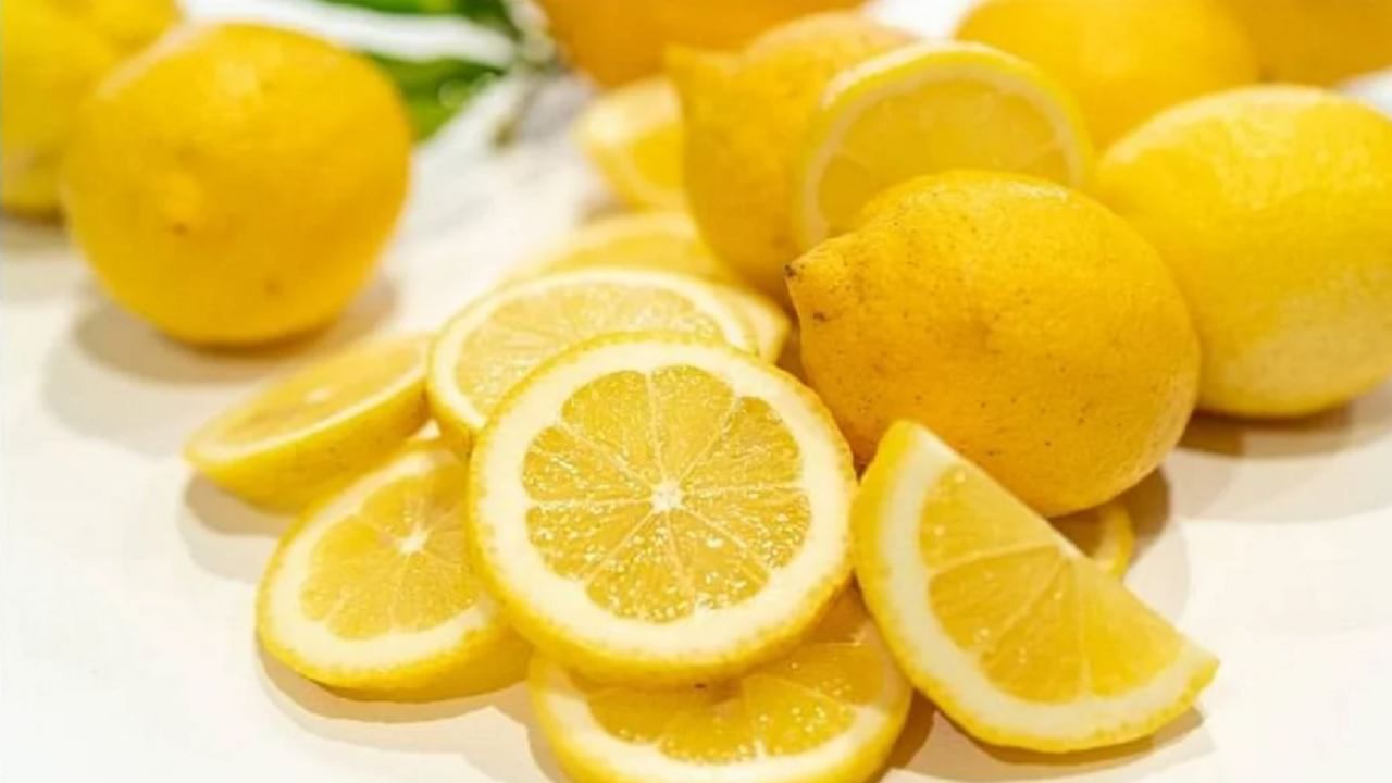 लिंबू हे नैसर्गिक ब्लीचिंग गुणधर्मांनी समृद्ध आहे. लिंबू त्वचेची टॅनिंग काढून टाकण्यास मदत करते. मध आणि लिंबू मिक्स करून ओठ्यांवर लावा. यामुळे ओठ गुलाबी होण्यास मदत होते.