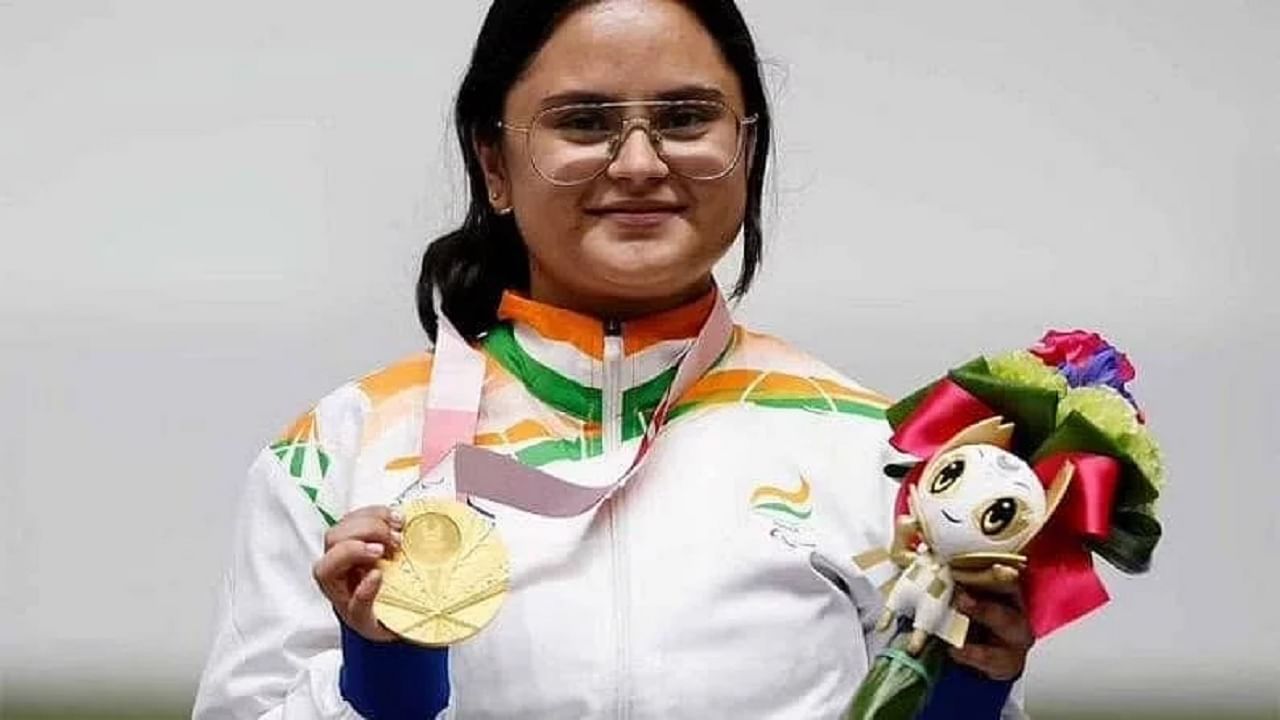 टोकियो पॅरालिम्पिक्समध्ये  भारताने इतिहास रचला आहे. या स्पर्धेत महिला नेमबाज अवनी लेखराने  सुवर्णवेध घेतला आहे. भारताच्या खात्यातील हे पहिलं गोल्ड मेडल आहे. अवनी लेखराने 10 मीटर एयर स्टँडिंग प्रकारात सुवर्ण पदक पटकावलं.