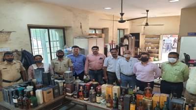 Mahim Crime: माहीम येथील बनावट विदेशी मद्याचा कारखाना उद्ध्वस्त, 8 लाखाचा मुद्देमाल जप्त