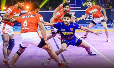 PKL8 : टेबल टॉपर Dabang Delhi ला Gujarat Giants ची जोरदार टक्कर, सामना बरोबरीत