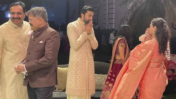 जयंत पाटील यांचे सुपुत्र चिरंजीव राजवर्धन आणि मिहीर दोशी यांची कन्या रिया यांचा विवाह समारंभ आज मुंबई पार पडला. जयंत पाटील यांनी हा विवाह सोहळा कोरोनामुळे छोटेखानी पद्धतीनं करण्यात येत असल्याची माहिती फेसबुकवरुन दिली होती.