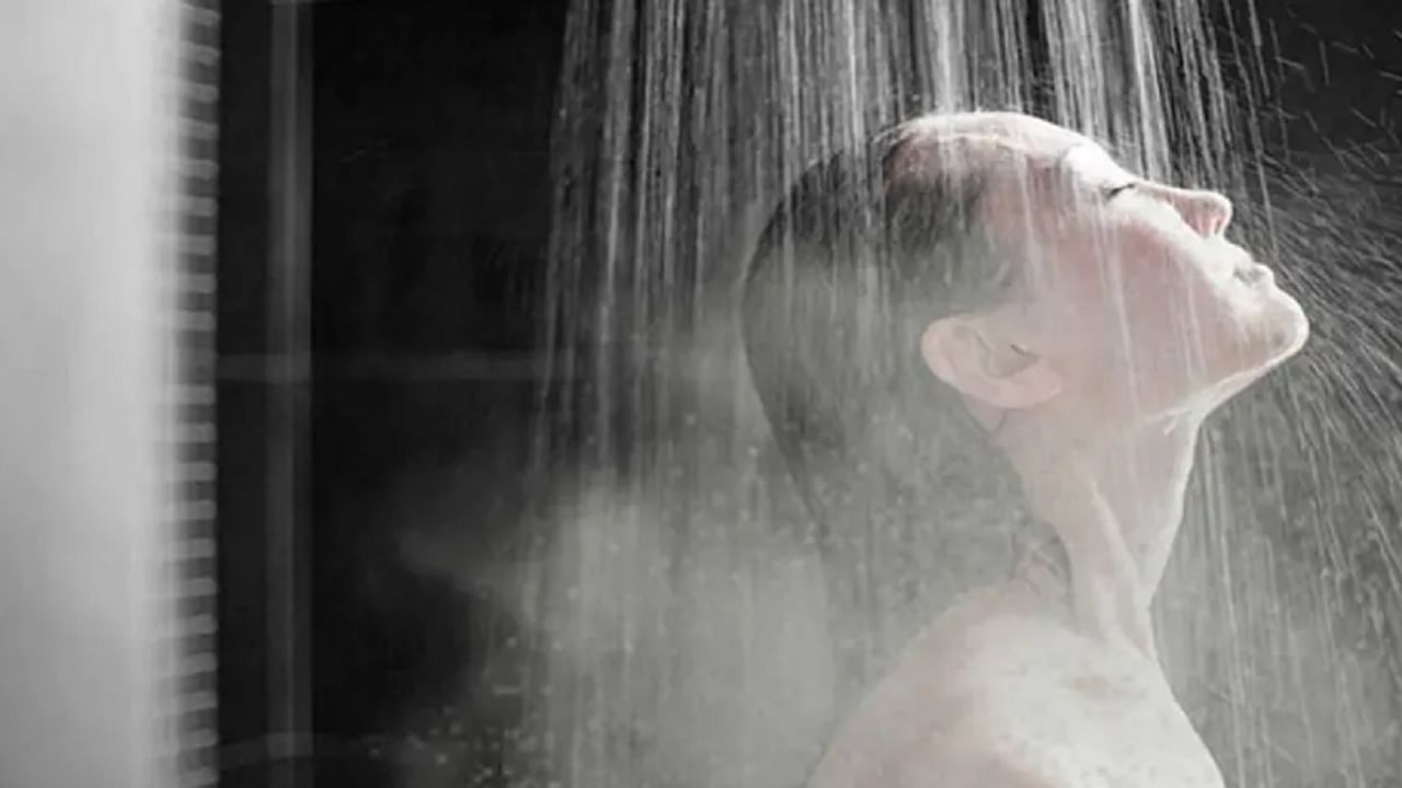 हिवाळ्याच्या हंगामात जवळपास सर्वांनाच गरम पाण्याने अंघोळ करायला आवडते. मात्र, असे केल्याने केसांमध्ये कोंड्याची समस्या वाढते आणि केस गळणेही सुरू होते. यामुळे कोमट पाण्याने अंघोळ करा. 