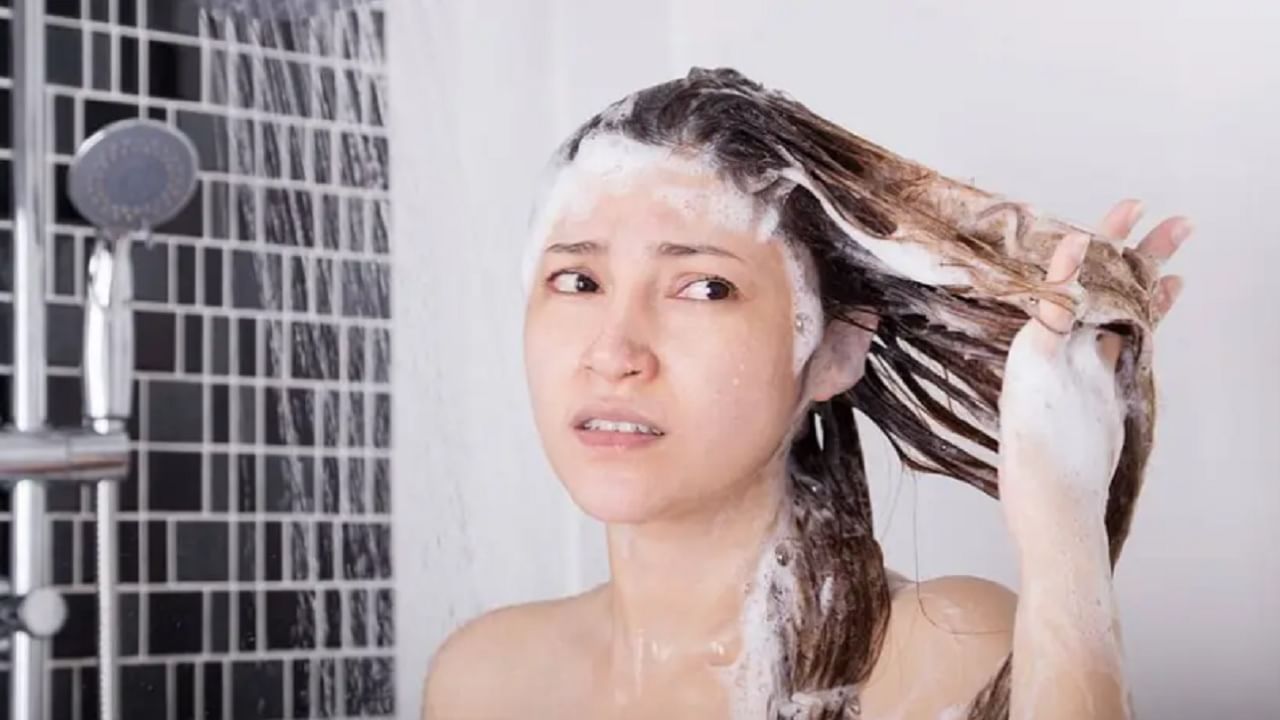 अनेकदा लोक डॉक्टरांचा सल्ला न घेता त्यांच्या मनाप्रमाणे केसांचा शॅम्पू वापरण्यास सुरुवात करतात. असे केल्याने केसांच्या अनेक समस्या निर्माण होण्याची शक्यता असते. 