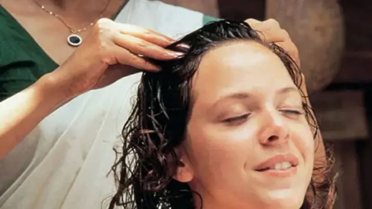 आपल्यापैकी बऱ्याच लोकांना रात्री झोपण्याच्या अगोदर केसांना तेलाची मालिश करण्याची सवय असते. मात्र, यामुळे केसांना रात्रभर तेल राहते. यामुळे केस गळती होण्याची समस्या निर्माण होते. 
