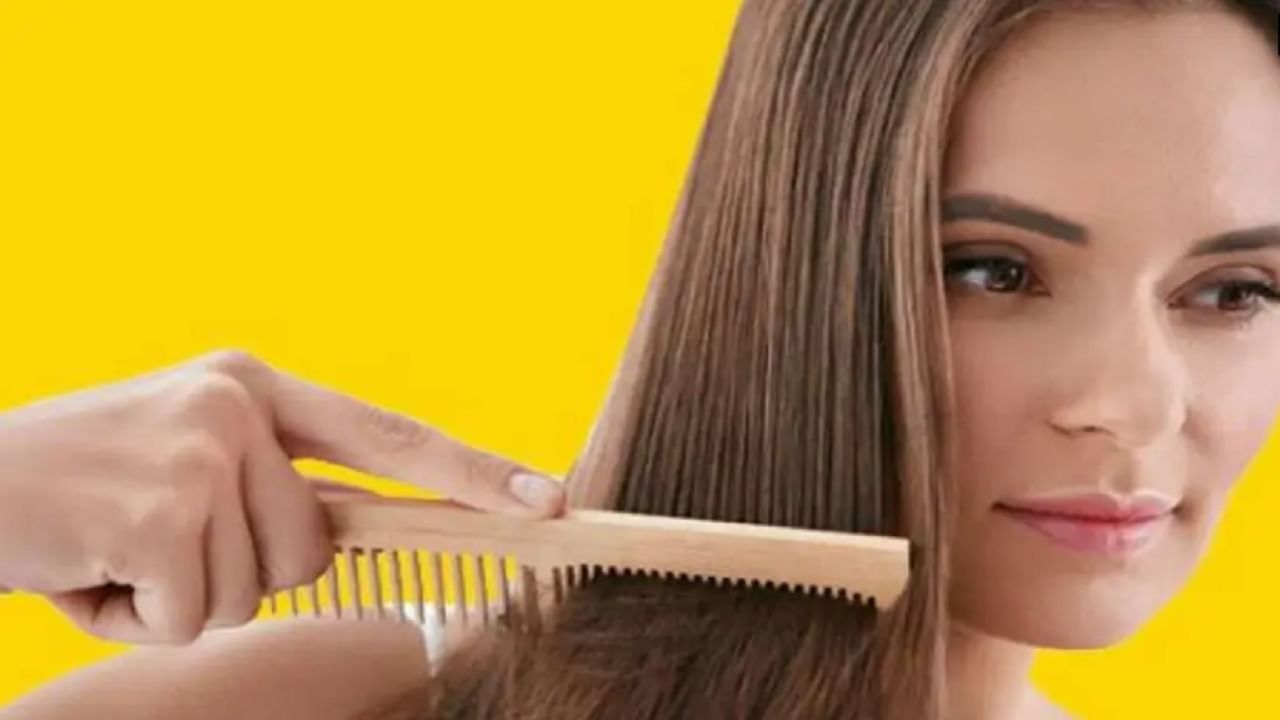 असेही दिसून आले आहे की लोक केस वारंवार विंचरतात. यामुळे आपले केस कमकुवत होतात आणि सारखे गळतात.