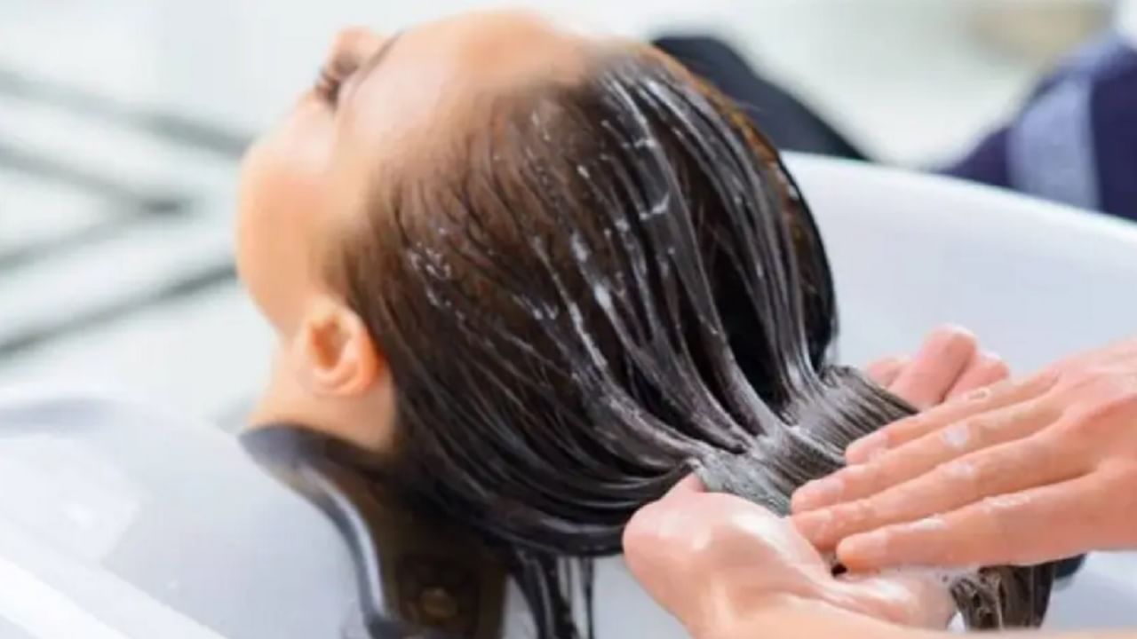बऱ्याच लोकांना दररोज केस धुण्याची सवय असते. मात्र, यामुळे केस गळती होते. दररोज केस धुणे टाळाच. 