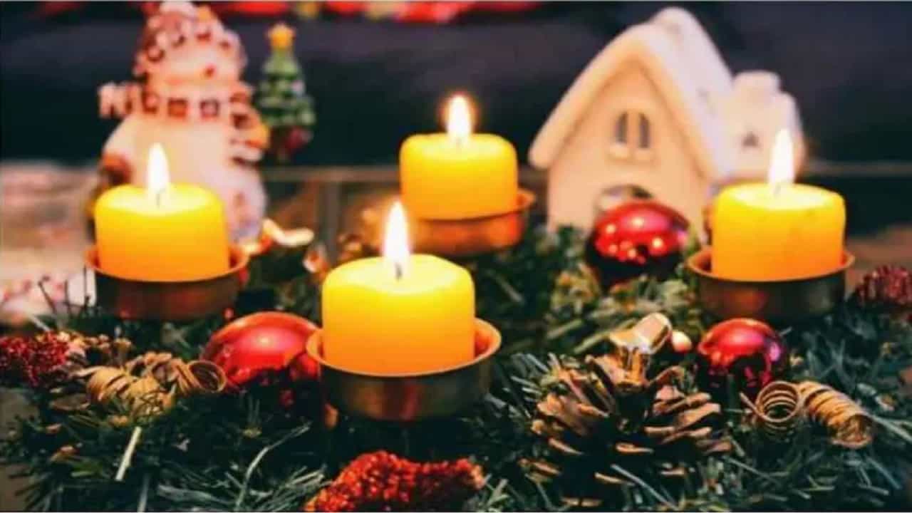 कधीही हे लक्षात ठेवा की, घरातील सकारात्मक आणि नकारात्मक दोन्ही ऊर्जा मुख्य दरवाजातूनच येतात. सकारात्मक ऊर्जेचा प्रवाह सुनिश्चित करण्यासाठी आणि राहणाऱ्यांना आनंदी ठेवण्यासाठी मुख्य दरवाजावर स्वस्तिक चिन्ह नेहमी लावा.