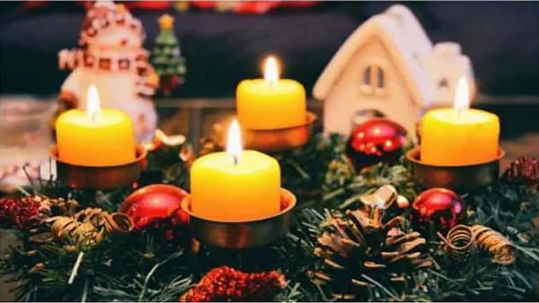 कधीही हे लक्षात ठेवा की, घरातील सकारात्मक आणि नकारात्मक दोन्ही ऊर्जा मुख्य दरवाजातूनच येतात. सकारात्मक ऊर्जेचा प्रवाह सुनिश्चित करण्यासाठी आणि राहणाऱ्यांना आनंदी ठेवण्यासाठी मुख्य दरवाजावर स्वस्तिक चिन्ह नेहमी लावा.