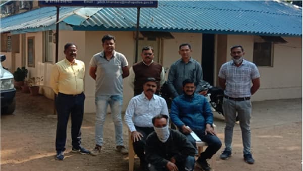 ट्रकसमोर बाईक आडवी घातली, कोयत्याच्या धाकाने चालकाला लुटलं, अल्पवयीन मुलासह दोघे जेरबंद