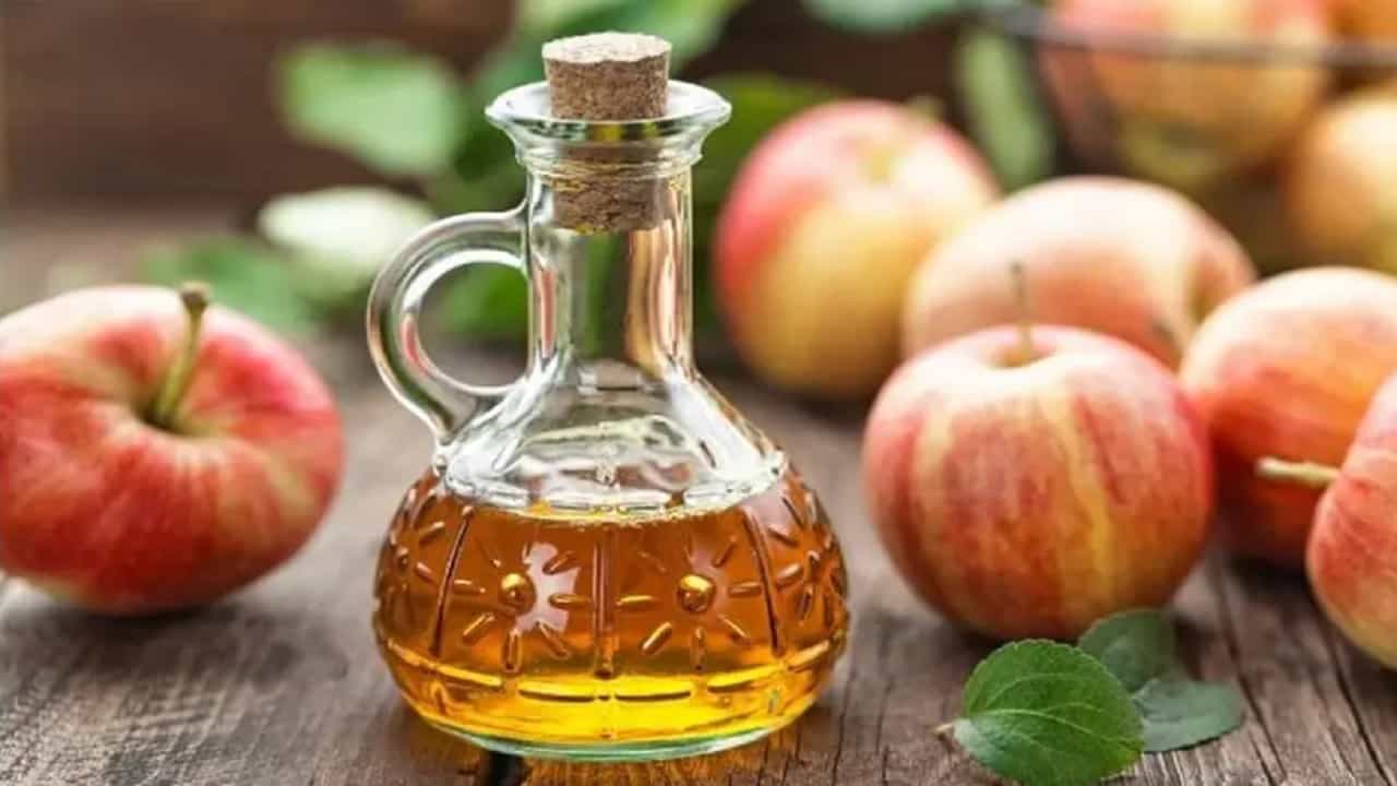 अॅपल व्हिनेगरमध्ये असलेले ऍसिटिक ऍसिड शरीरातील चरबी कमी करण्यास मदत करते. हे शरीरातील ट्रायग्लिसराइड्सची पातळी कमी करण्यास देखील मदत करते. अॅपल सायडर व्हिनेगर हे सुपरफूड म्हणून ओळखले जाते. एक किंवा दोन चमचे अॅपल सायडर व्हिनेगर पाण्यात मिसळून दिवसातून 1 ते 2 वेळा प्या. यामुळे आपले वजन कमी होण्यास मदत होते.